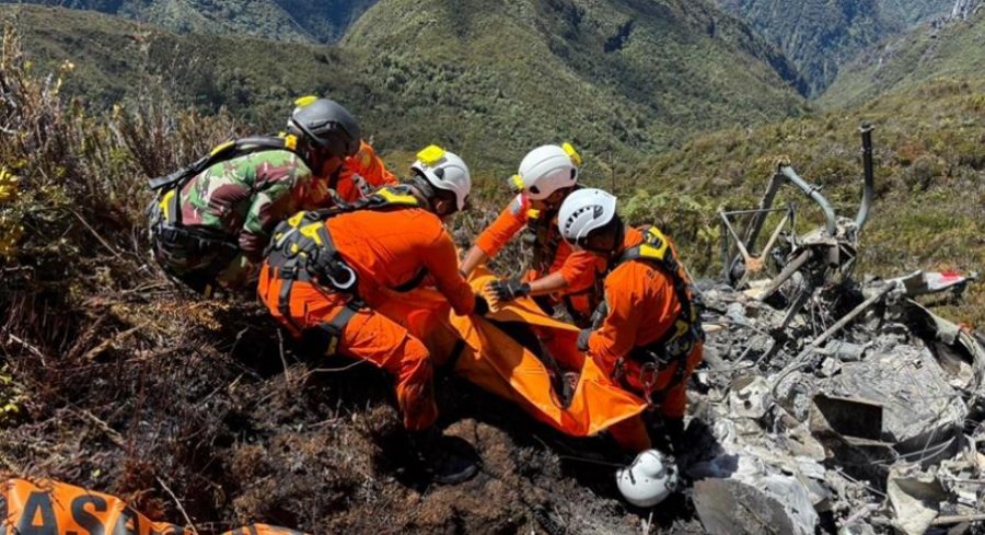 Rrëzohet helikopteri në Indonezi, katër të vdekur