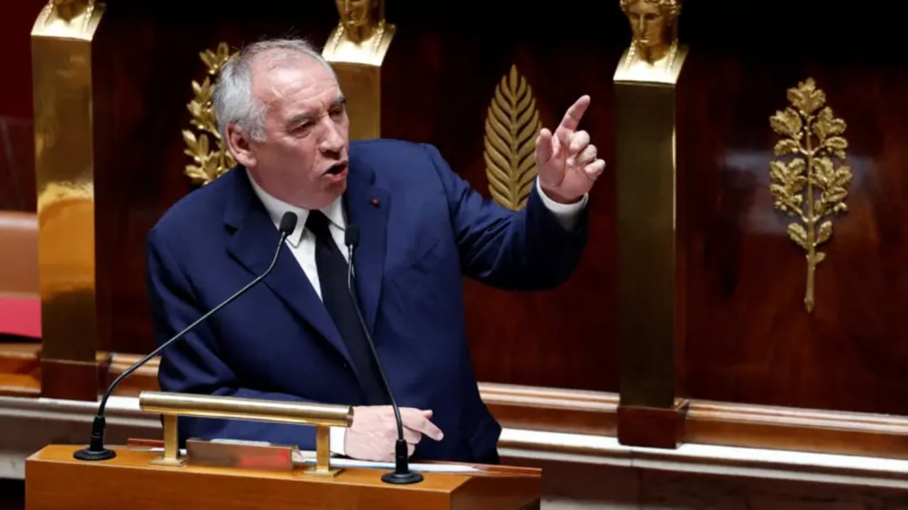 Rrëzohet kryeministri francez, Bayrou humb votëbesimin/ Asambleja vendos me 364 vota pro