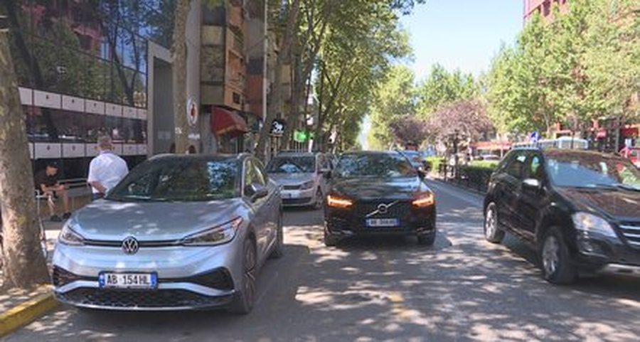 Rrëzohet pretendimi i policisë, parkimi i dyfishtë nuk ndëshkohet penalisht