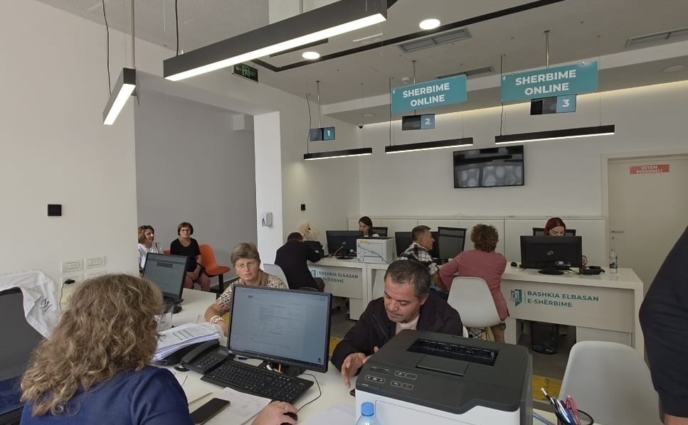 Rritet fluksi i qytetarëve në zyrat e e-Shërbimeve në Elbasan, kursime deri në 340 mijë lekë në ditë