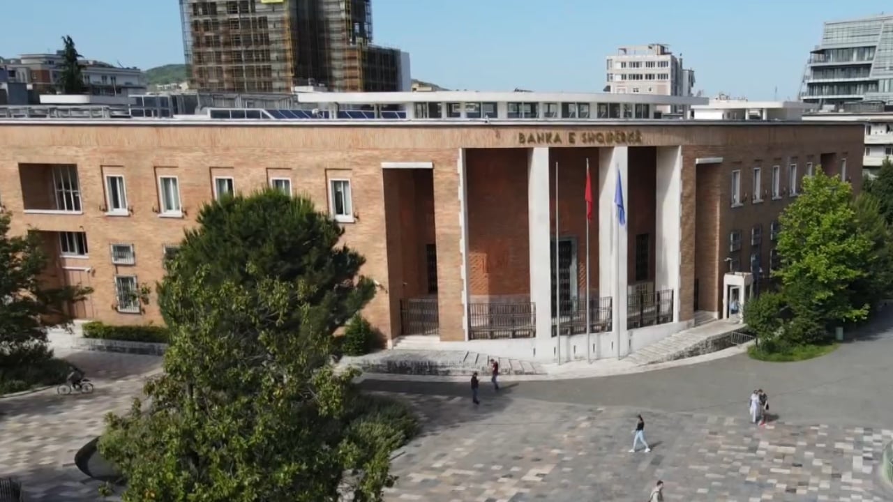 Sa do paguajnë shqiptarët në banka? Vendimi për të ulur komisionet e pagesave elektronike, kursime deri në 10 herë më shumë