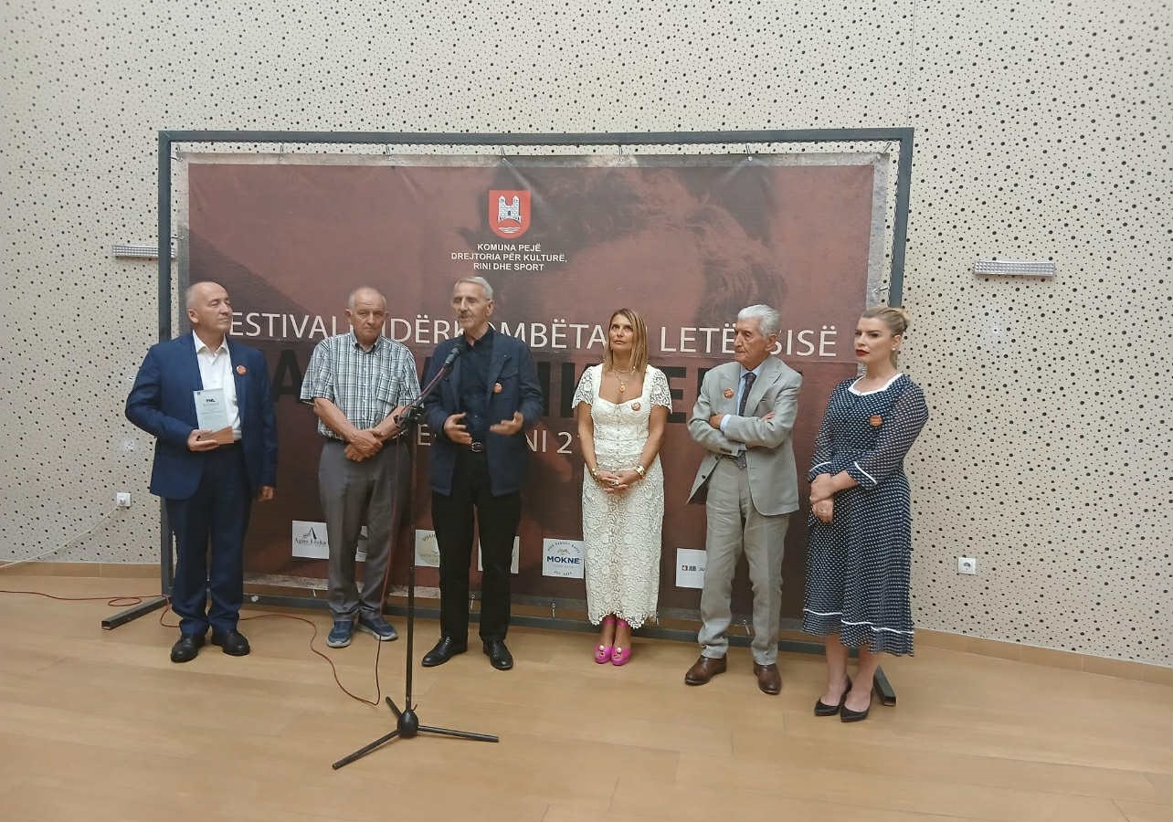 Sabri Hamiti nderohet me Çmimin “Azem Shkreli”