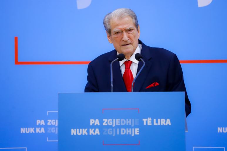 Sali Berisha strategji për të shpëtuar nga gjykimi i aferës me ish-klubin “Partizani”, banda e grabitjes së truajve…