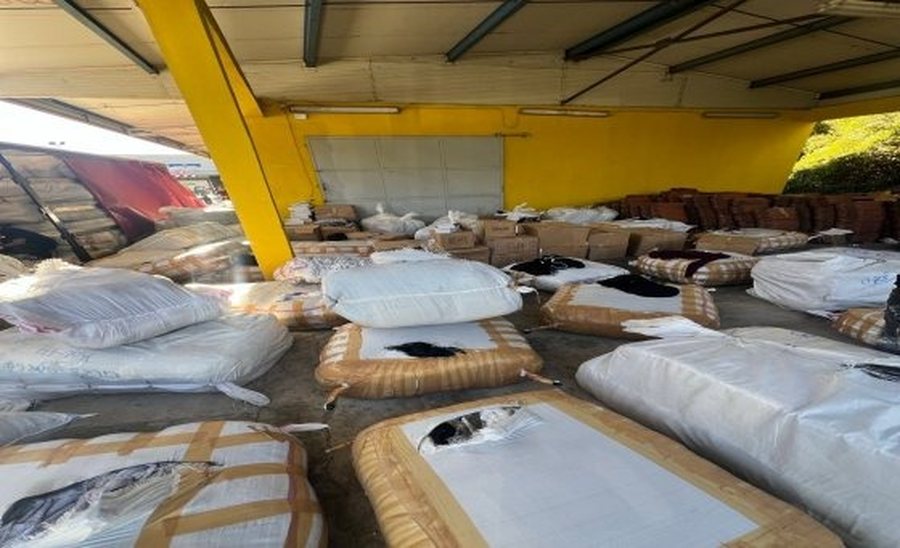 Sekuestrohen mallra të falsifikuara në Kapshticë, mijëra bluza e xhupa me marka luksi