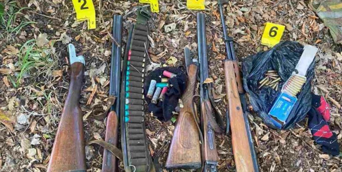 Sekuestrohet arsenal armësh në Zveçan/ Pushkë gjysmëautomatike dhe gjuetie, fishekë të fshehura në pyll