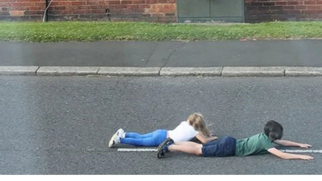 Selanik/ Fëmijët 1 dhe 2 vjeç gjenden në mes të rrugës, arrestohet babai shqiptar dhe nëna