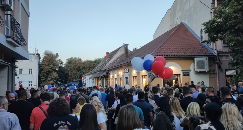 Serbi: Mbështetësit dhe kundërshtarët e pushtetit protestojnë në disa qytete