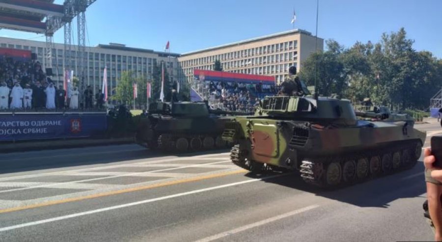 Serbia mban paradën ushtarake me 10 mijë trupa, MiG-29, dronë e avionë! Dodik krah Vuçiç! Policia ndalon studentët