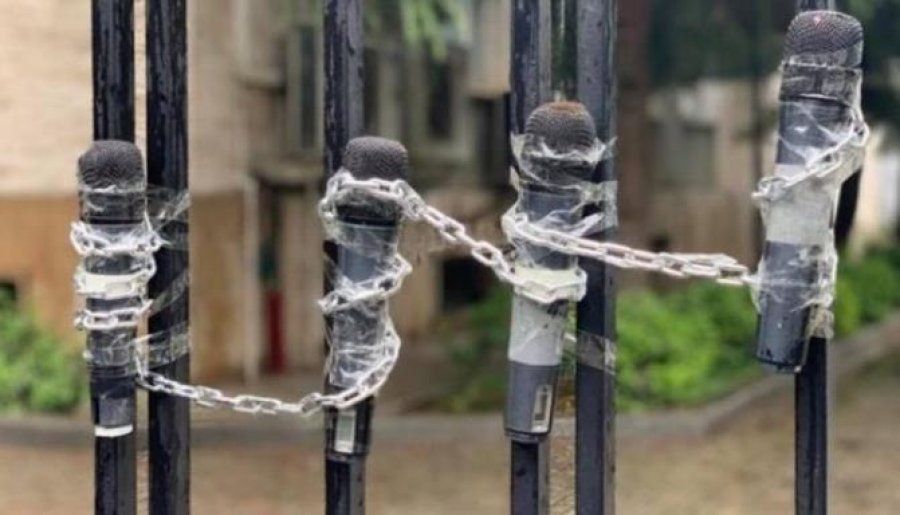 SHBA i jep fund censurës, ndërsa në Shqipëri kufizohet aksesi i gazetarëve në Parlament