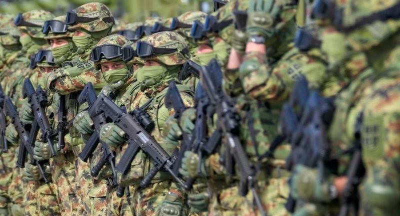 Shefi i ushtrisë serbe reagon ndaj kritikave për paradën ushtarake në Beograd: Flini të qetë