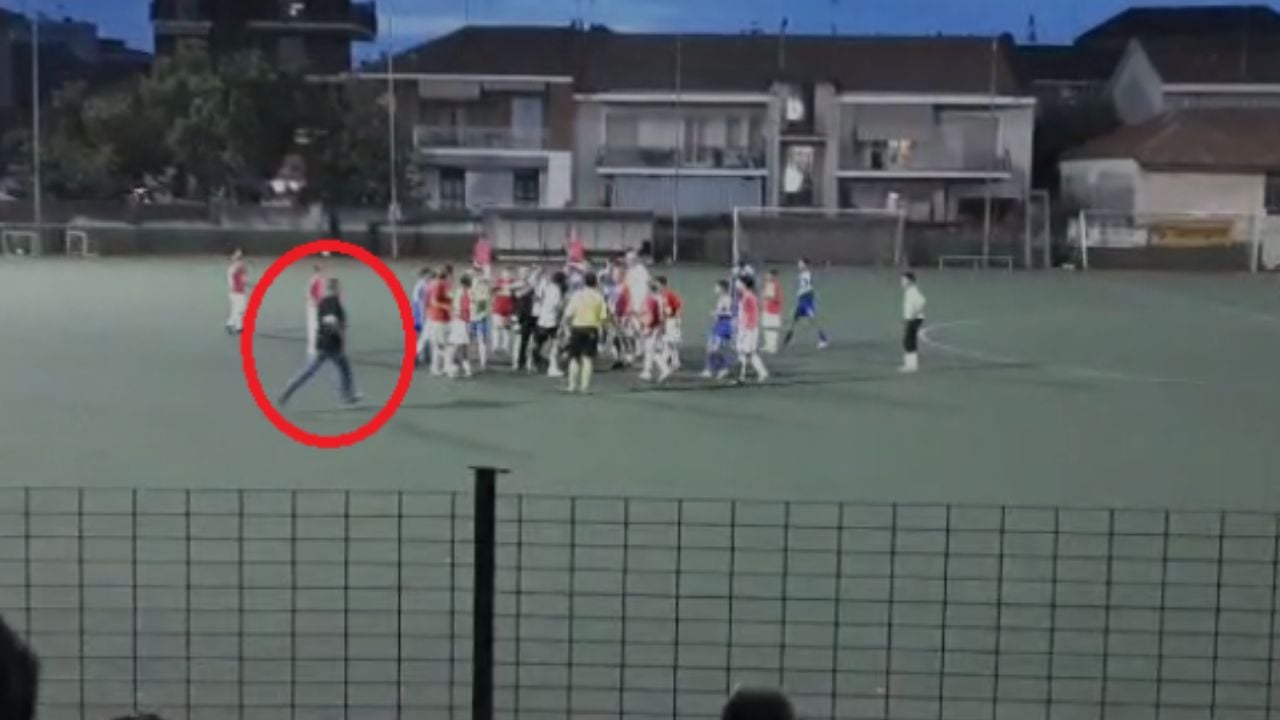 Sherr në një ndeshje futbolli për të rinj në Itali, babai futet në fushë dhe godet 13-vjeçarin që konfliktohej me djalin e tij
