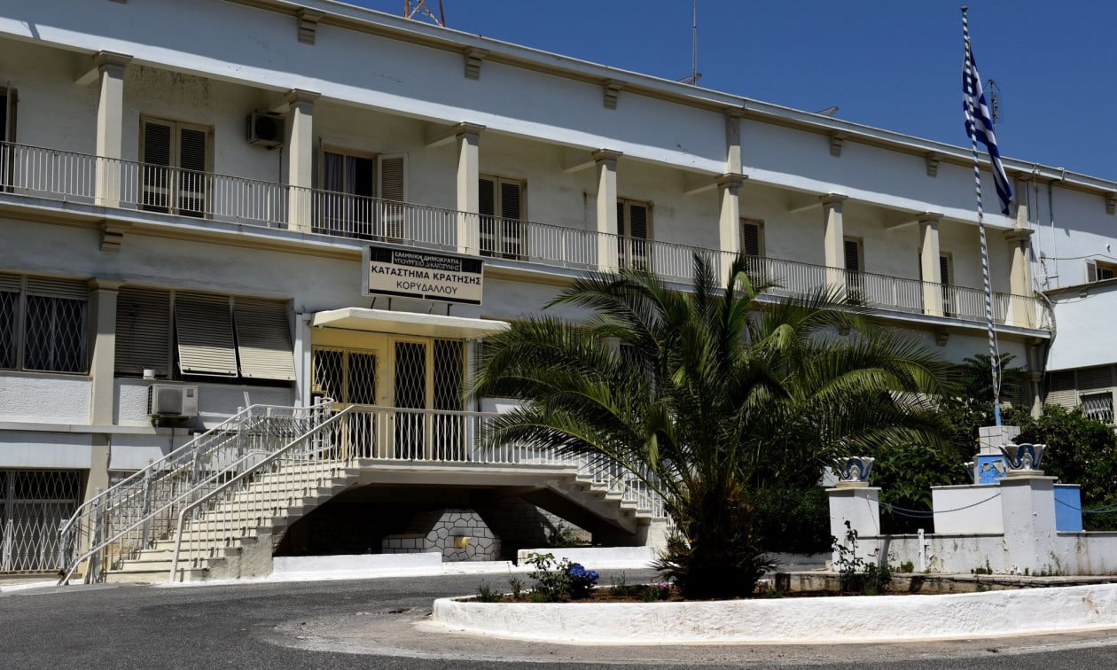 “Shi droge” mbi burgun e Korydallos, hidhen pako me kokainë nga rruga në oborr… por asgjë nuk shkon sipas “planit brilant”