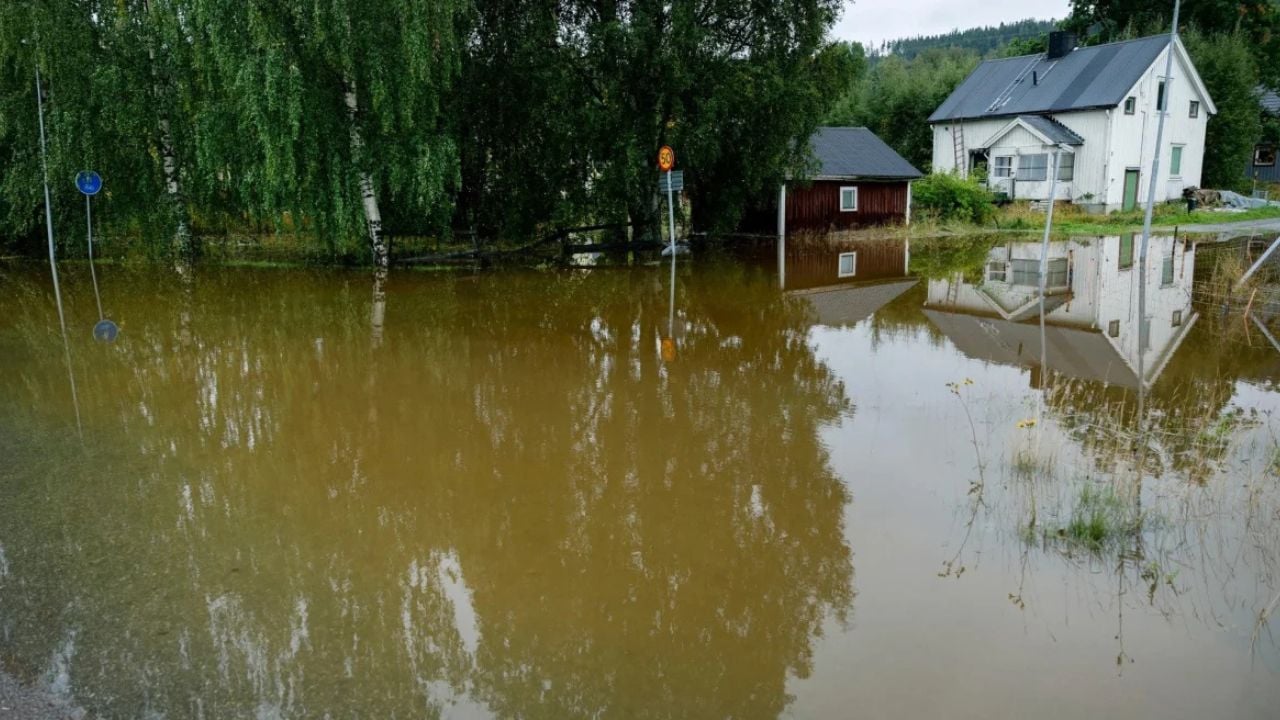 Shira të rrëmbyeshme e përmbytje të paprecedenta në Suedi, autoritetet paralajmëron shoferët të shmangin qarkullimin në 4 komuna