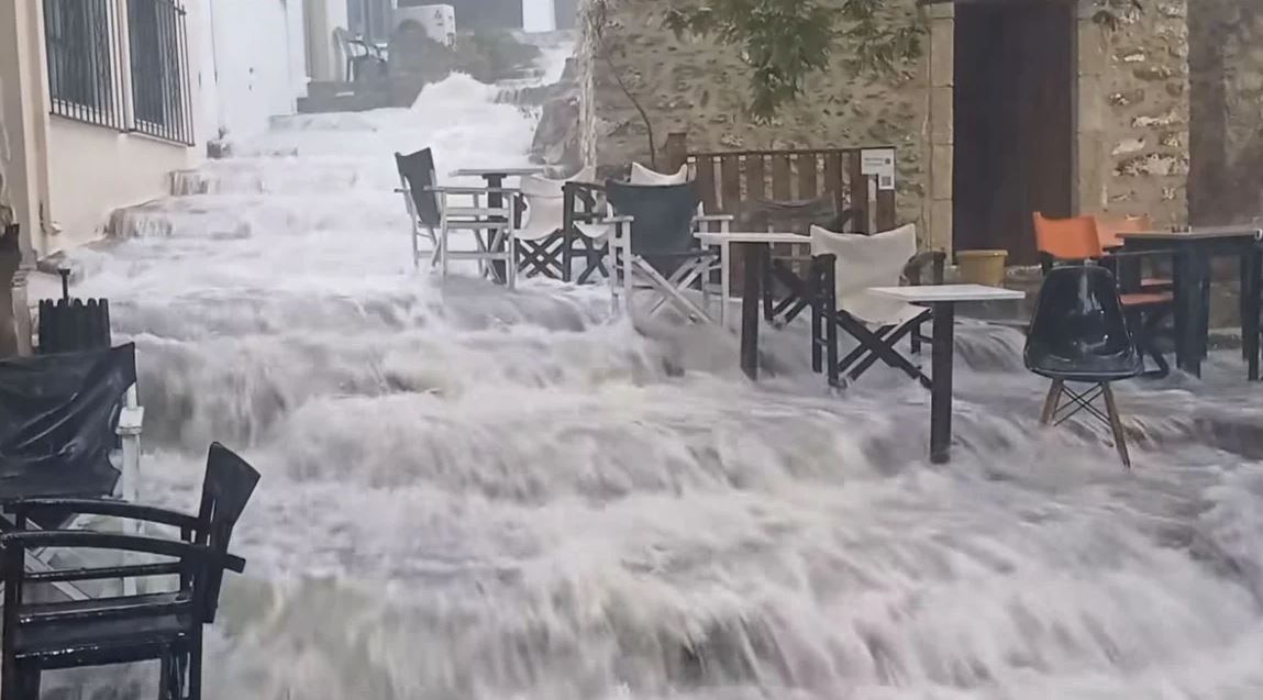 Shirat e rrëmbyeshëm përmbytin vendin, rrëketë e ujit dhe baltës vërshojnë nëpër qytete