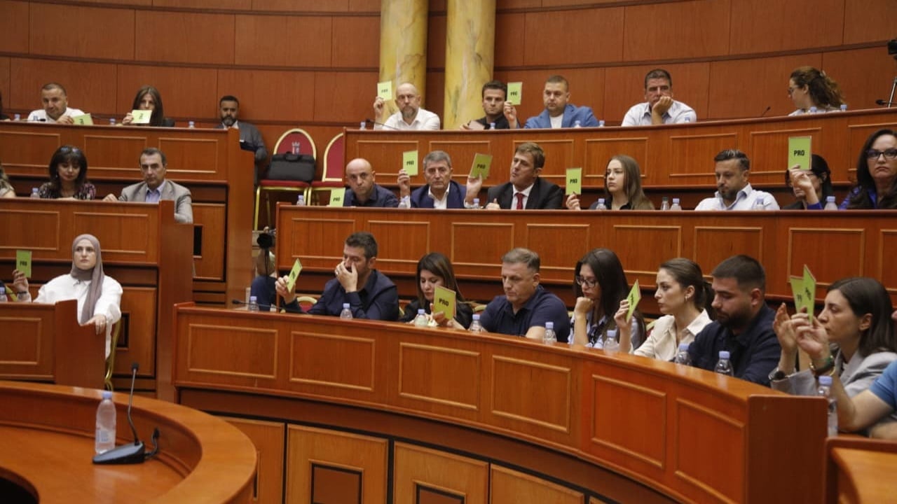 Shkarkimi i Veliajt: 11 këshilltarë refuzojnë votën, opozita shpëton shumicën