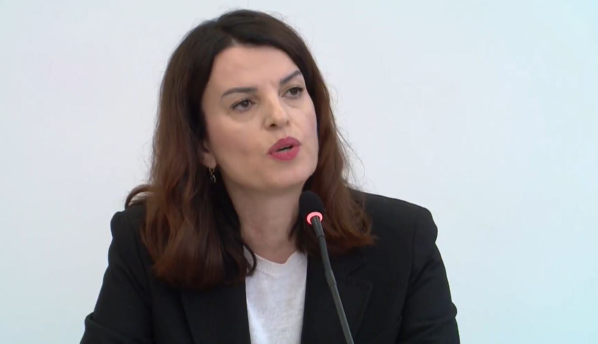Shkarkimi i zv.ministrit pasi piu cigare brenda në lokal, reagon ministrja Koçiu: Shkelje e pajustifikuar e ligjit