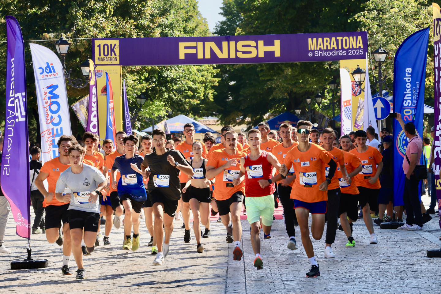 Shkodra përjeton emocionet e Maratonës së parë, një traditë e re sportive nis rrugëtimin në qytetin e legjendarëve