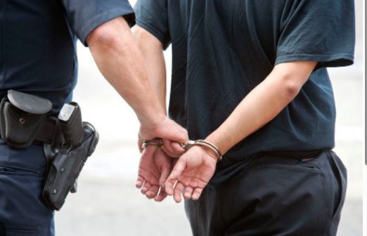 Shpërdoroi detyrën dhe mbante armë pa leje, arrestohet oficeri i policisë