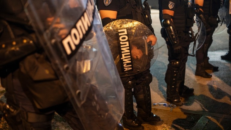 Shpërthen dhuna në Novi Sad, policia e Vuçiç përleshet ashpër me protestuesit