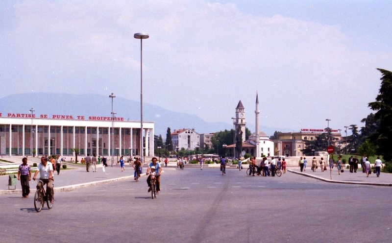 Shqipëria e varfër por e sistemuar, pa lypsarë, me barazi ekstreme, krenari dhe pa makina – Rrëfimi i historianit danez, për vizitën në Shqipërinë komuniste