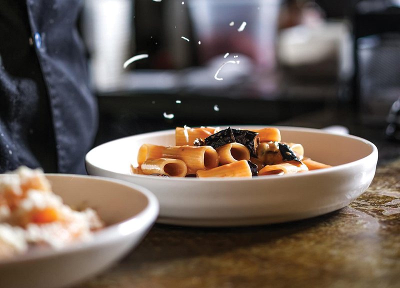 Shqipëria ndër më të lirat në Europë për të ngrënë jashtë/ Çmimet sa gjysma e mesatares së BE-së!