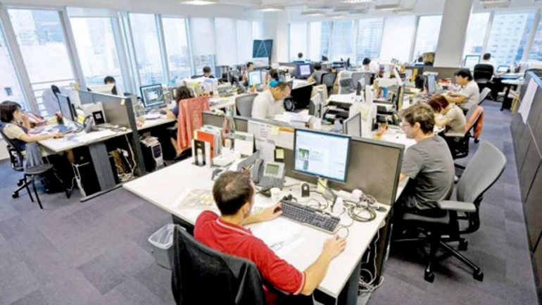 Shqiptarët 5 orë punë më shumë në javë se europianët/ Administrata, një nga sektorët ku punohet më pak