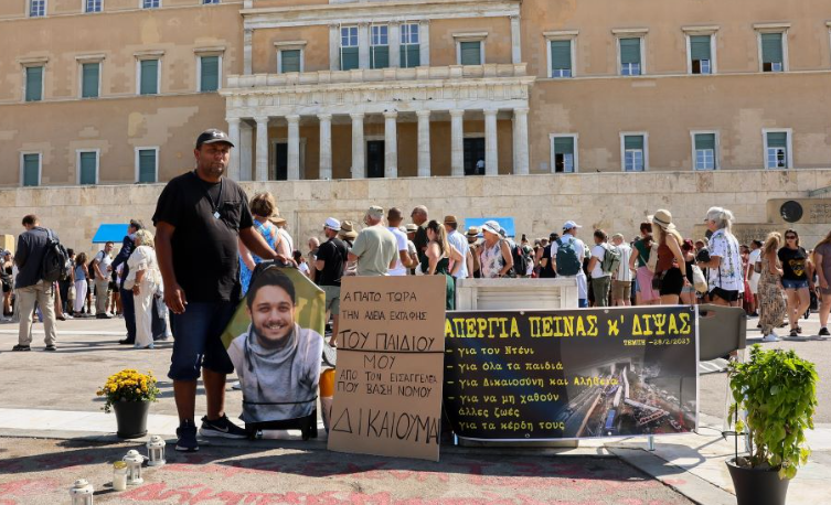 Shqiptari nuk e ndal grevën e urisë para parlamentit grek: Të zbardhet vdekja e djalit tim në aksidentin e Tempit