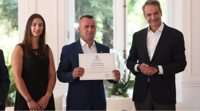 Shqiptari që shpëtoi dy fëmijë nga lumi merr shtetësinë greke nga Mitsotakis