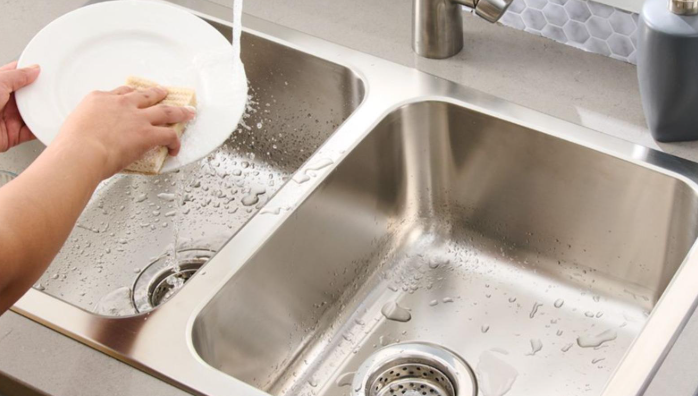 Shtatë gjërat që nuk duhet t’i mbani kurrë në hapësirën poshtë lavamanit