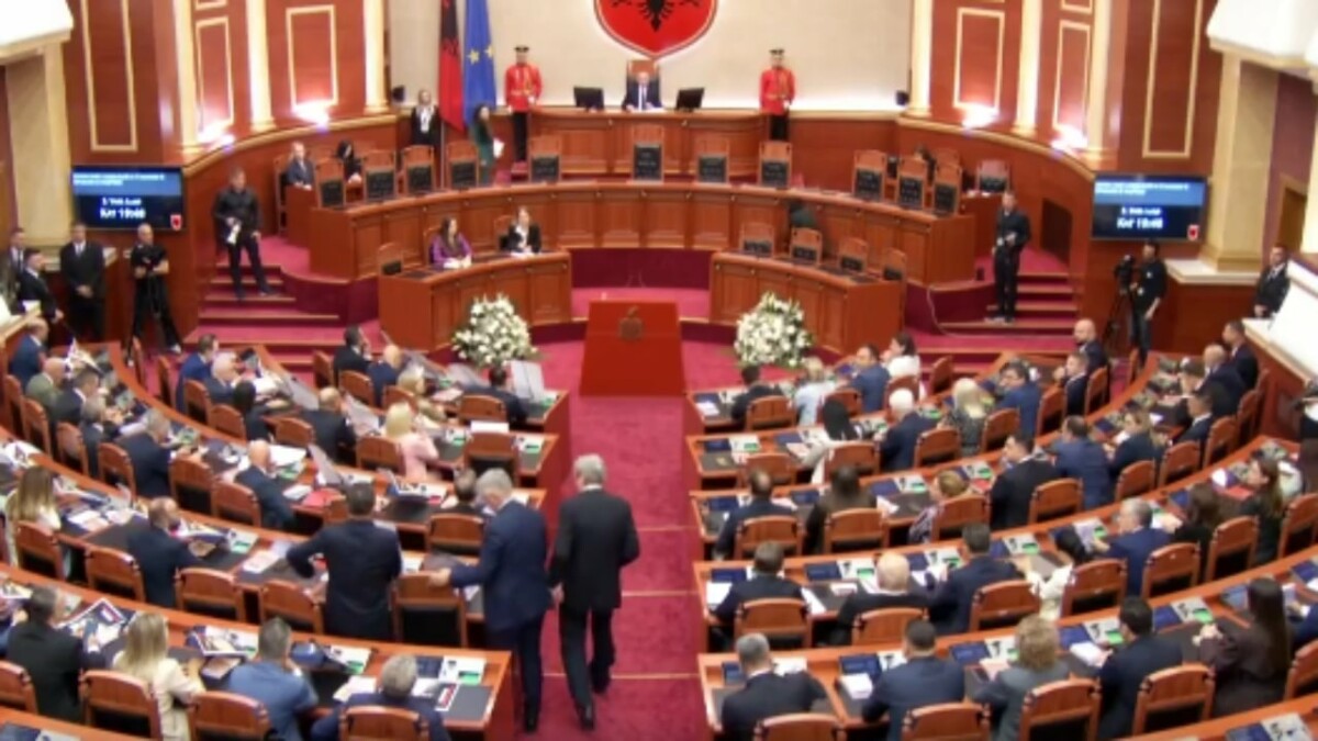 Shtyhet seanca e parë plenare/ Ngrihet Komisioni Verifikimit të Mandateve, deputetët rikthehen pasdite për t’u betuar