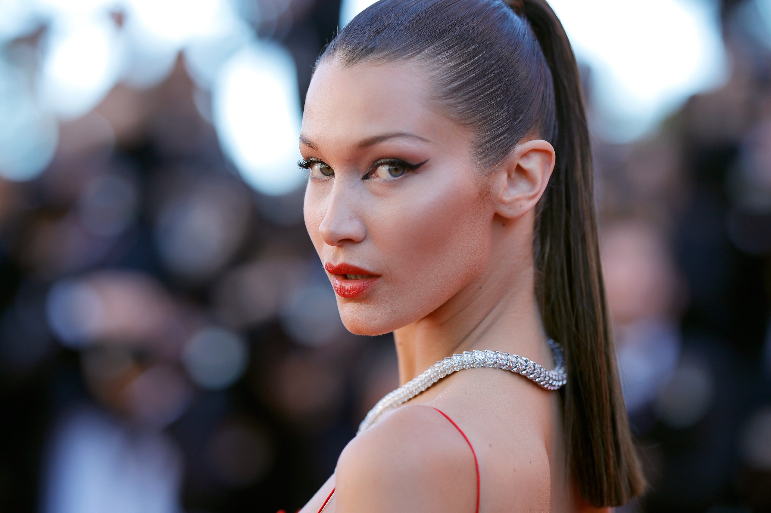 Si është gjendja e saj? Bella Hadid poston foto alarmante nga shtrati i spitalit