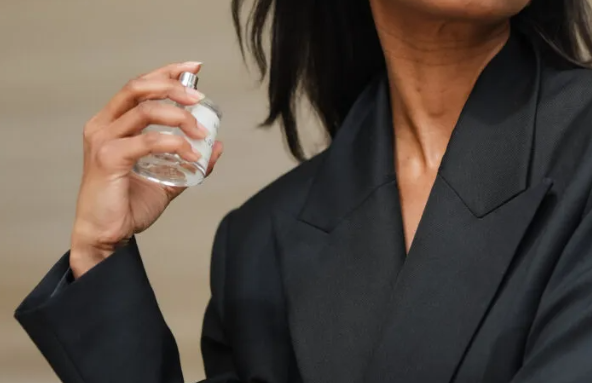 Si të zgjasni aromën e parfumit tuaj sa më gjatë