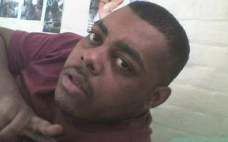 Skandal në Britani! Vodhi një telefon dhe u dënua dy vite, pas 20 vitesh është sërish në burg