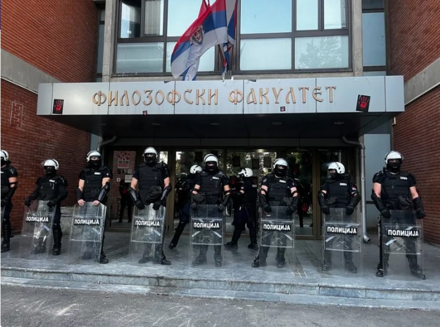 Skandal në Serbi, qeveria shndërron universitetin në kazermë policore, 34 studentë në listën e zezë të dekanit