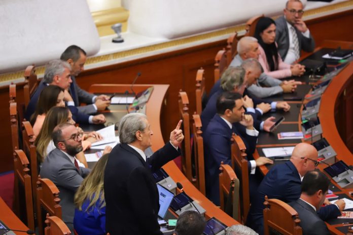 Socialistët miratojnë ndryshimet në Rregullore, opozita braktis seancën: Shkelje e Kushtetutës dhe puç institucional