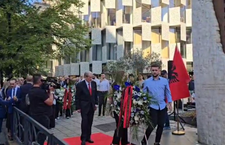 Sot 27 vite nga vrasja e Azem Hajdarit, PD mban ceremoni përkujtimore