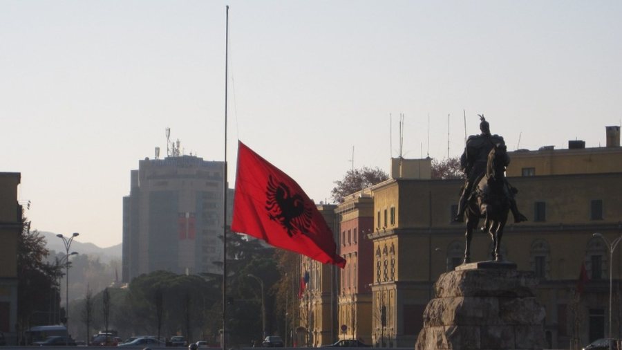 Sot flamujt në gjysmë shtizë, ditë zie për Dhimitër Anagnostin