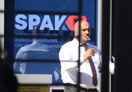 SPAK merr në pyetje avokatin Besart Logu/ Akuzohet se i mori 8 mijë euro klientit, për të ndikuar te drejtësia