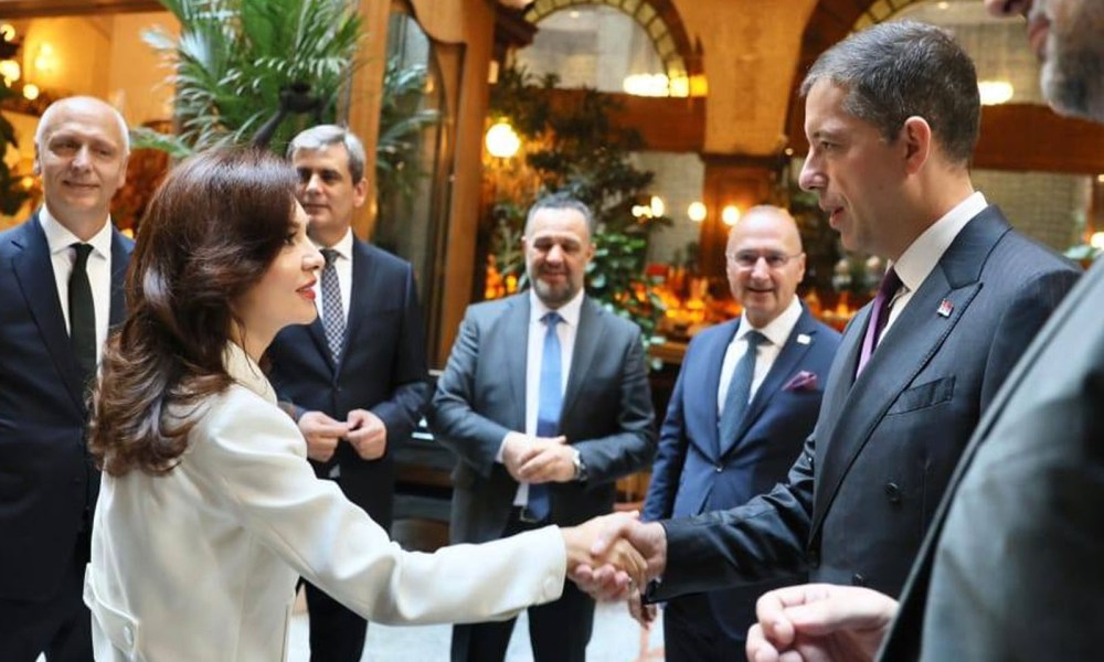 Spiropali shtrëngon duart me ministrin e jashtëm serb në Nju Jork, Gjuriç “e fsheh” foton me kryediplomaten shqiptare