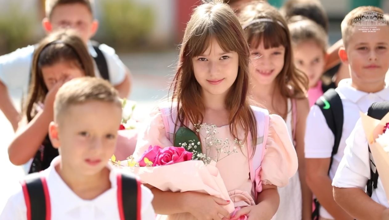 Start i mbarë për vitin e ri shkollor: Manastirliu 236 mijë nxënës me tekste falas, 30 shkolla të reja dhe investime në teknologji e sport