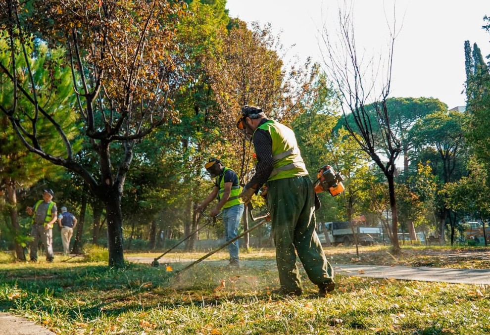 Stina e vjeshtës nuk ndalon mirëmbajtjen te parku “Rinia”