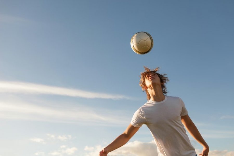 Studimi alarmues: Goditjet me kokë në futboll dëmtojnë trurin