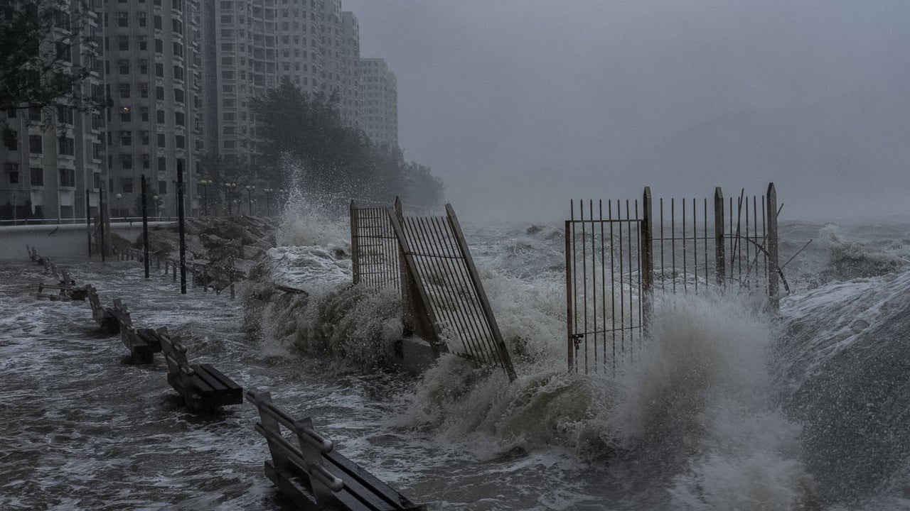 Stuhia e fuqishme godet Azinë, Kina në prag të katastrofës/ 14 të vdekur dhe qindra të zhdukur në Tajvan