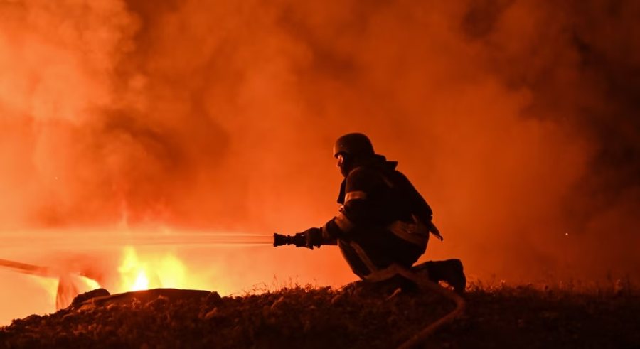 Sulmet ruse lënë Harkivin në terr, Ukraina bombardon një rafineri në Rusi