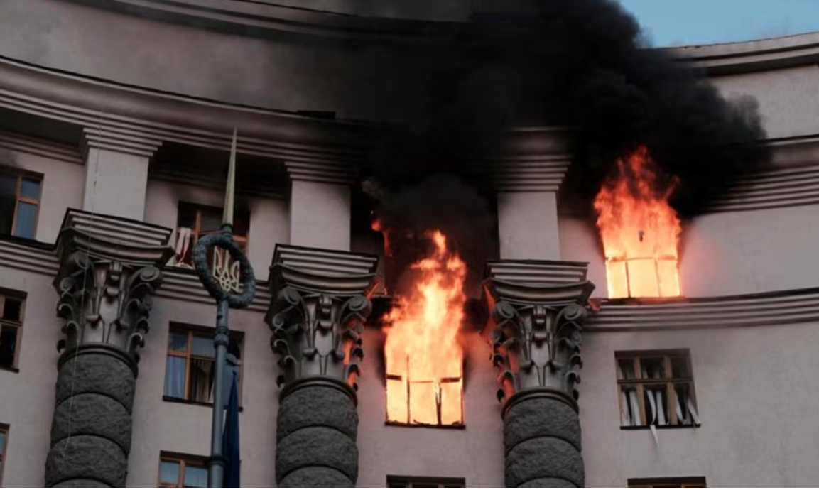 Sulmi më i madh ajror i Rusisë në Ukrainë, prej nisjes së luftës. Goditi kryeministrinë