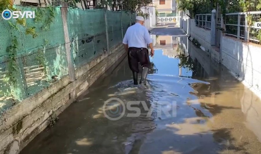 SYRI TV/ Durrësi i zhytur në baltë, banorët: Faji për përmbytjen i bashkisë, hera e tretë që ndodh kjo masakër