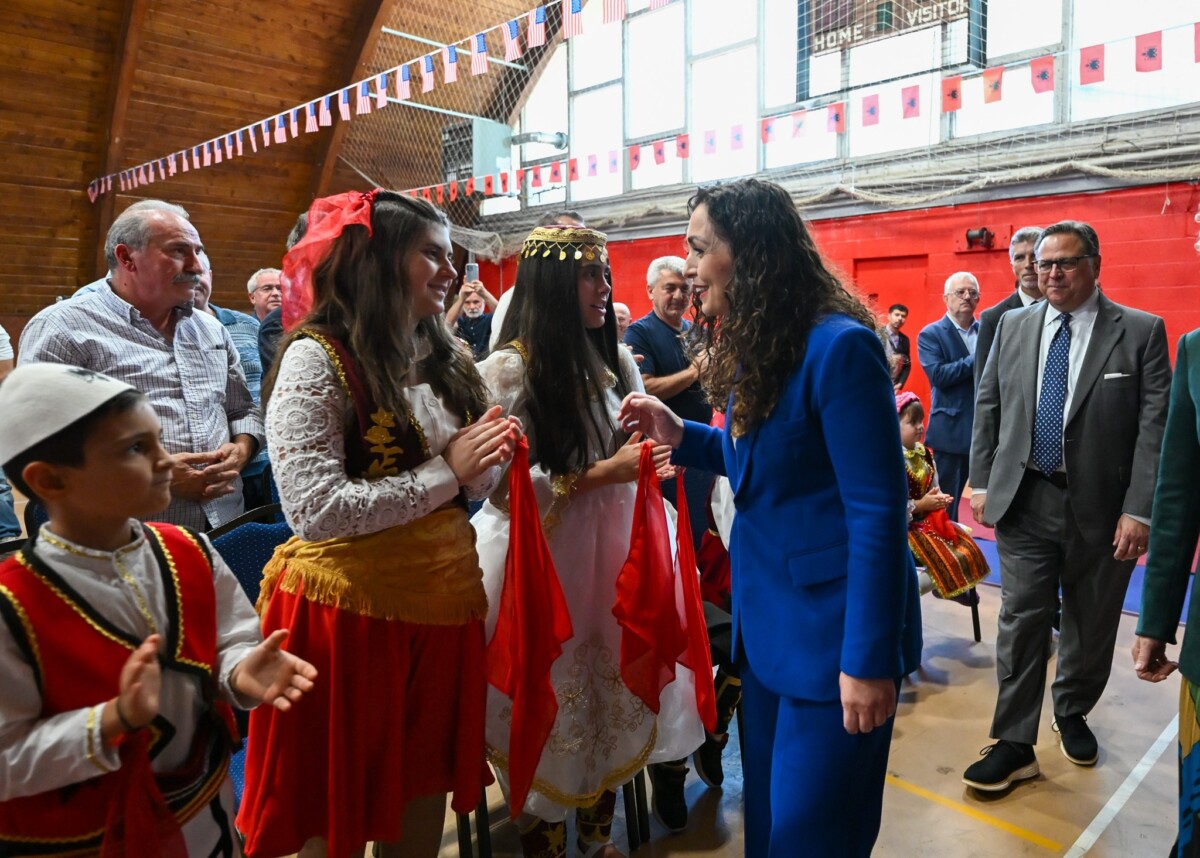 Takime emocionuese/ Presidentja Osmani nis vizitën në SHBA, me mërgatën shqiptare në Waterbury