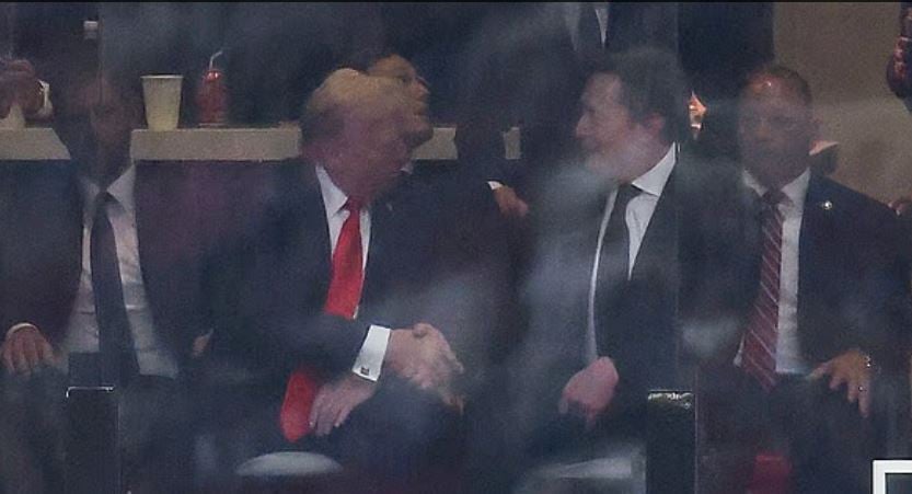 Takimi i Trump dhe Musk në funeralin e Charlie Kirk, zbulohet biseda mes presidentit amerikan dhe themeluesit të Teslës