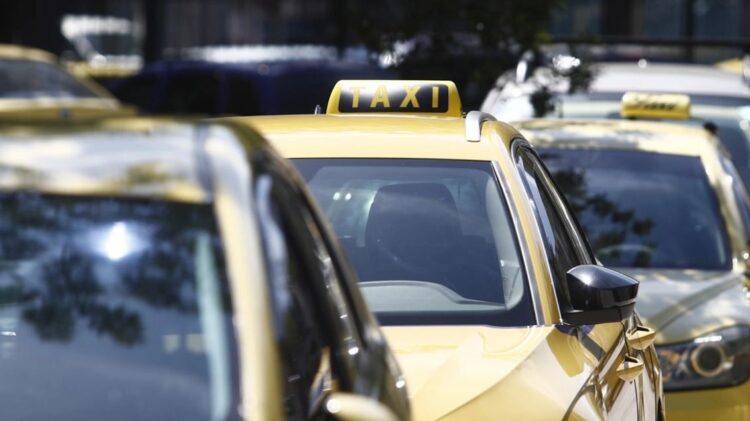 Taksistët ndalojnë rrugët/ Grevë 48-orëshe, transport vetëm për urgjencat