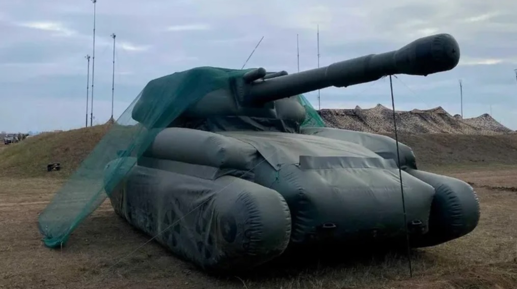 Tanke të fryra me ajër dhe armë të rreme, si po i mashtrojnë ukrainasit forcat ruse në fushëbetejë? (FOTO)